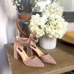 Sold out Vici pointed heel sz6